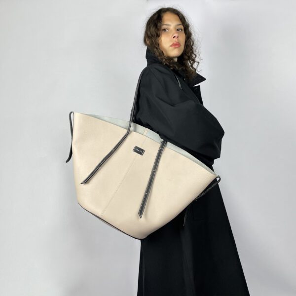 jeune femme portant un grand panier beige